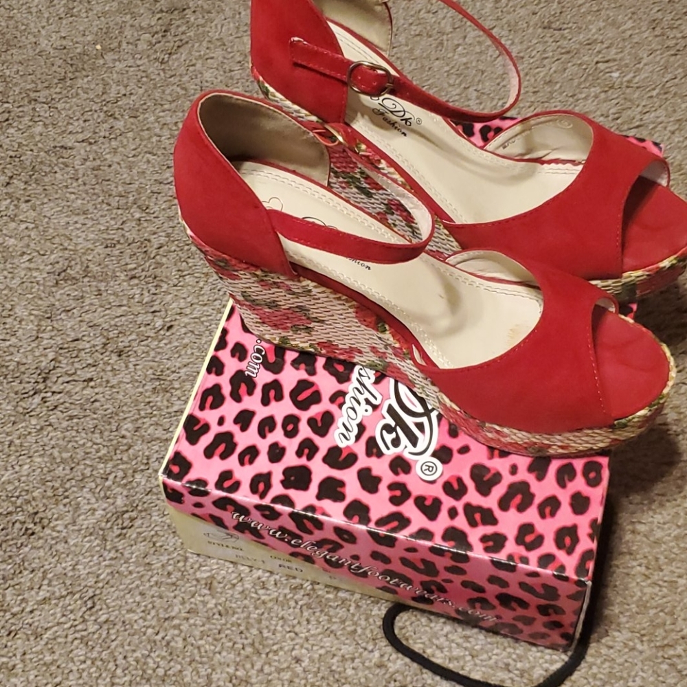 Red shoe - Picture 2 of 2